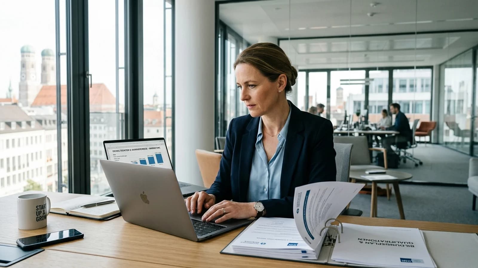 Eine Berufstätige analysiert Arbeitsmarkt- und Gehaltsdaten für eine berufliche Umschulung