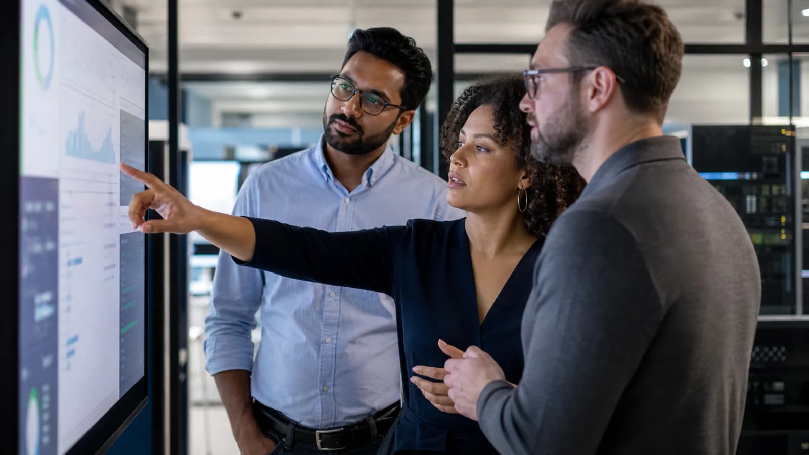 Ein IT-Service-Team analysiert gemeinsam einen digitalen Betriebsablauf