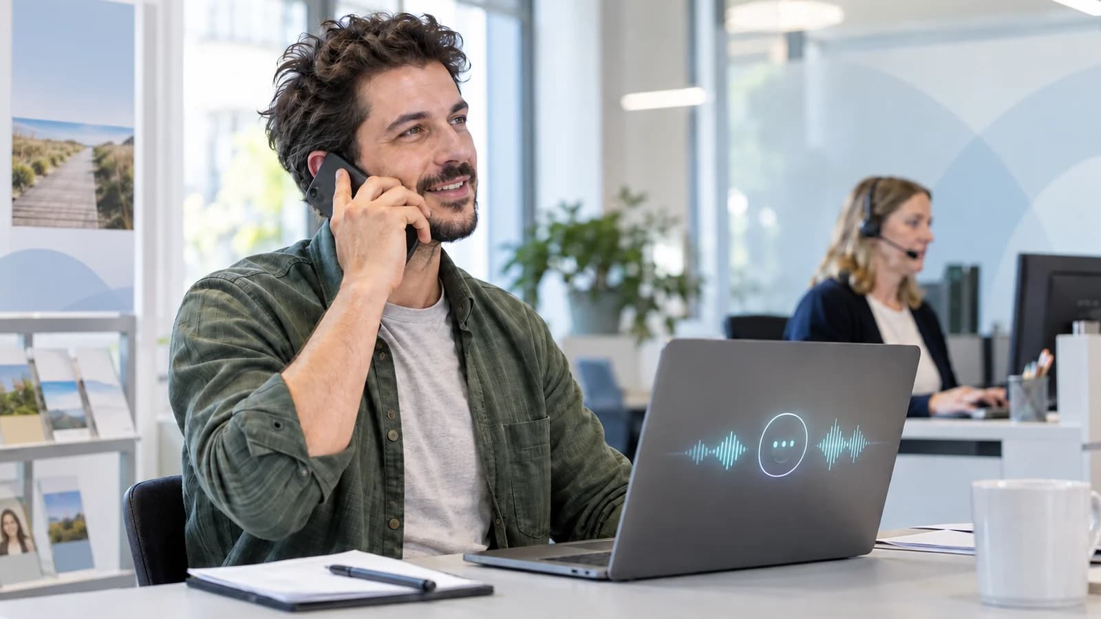 Ein Anrufer spricht mit einer digitalen Sprachassistenz, während im Hintergrund eine Service-Mitarbeiterin erreichbar bleibt